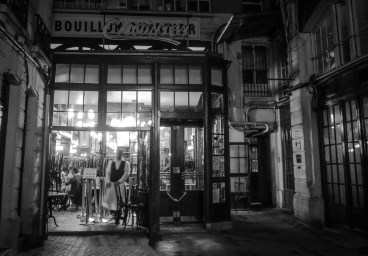 Une nuit, tard sur les boulevards, Paris