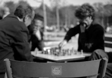 Chaises vertes, échecs et mat, Paris