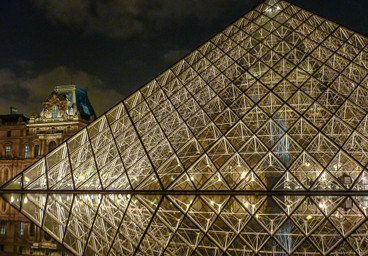 Brillante pyramide, Paris