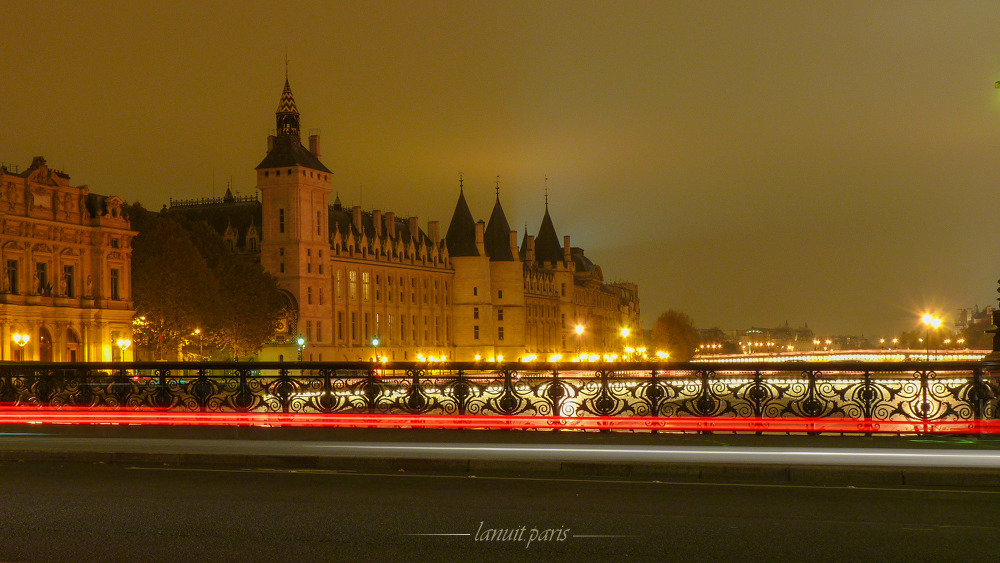 La Conciergerie dans le brouillard, Paris
