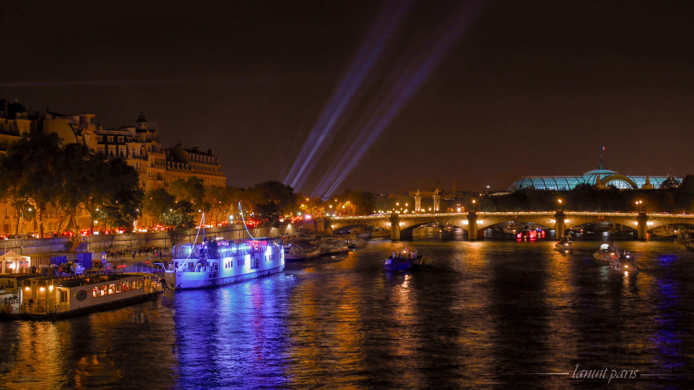 Depuis la passerelle Sedar-Senghor, Paris