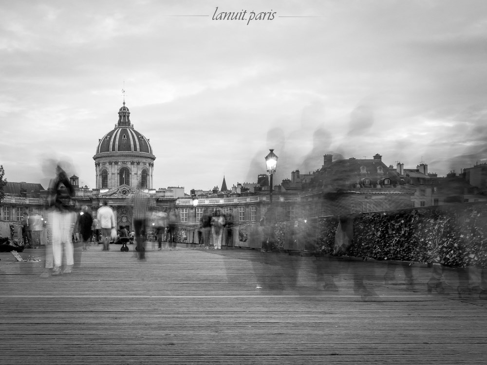 Promeneurs, ombres sur le pont des arts, Paris