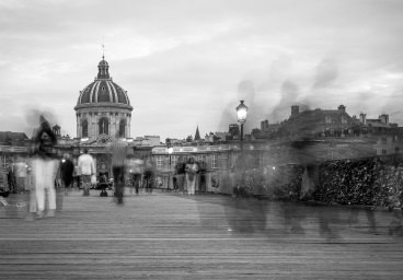 Promeneurs, ombres sur le pont des arts, Paris