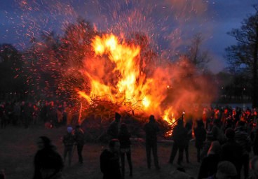 The crowd and the bonfire, Stockholm